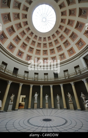 Rotunda nel vecchio museo, sculture in atrium di Altes Museum sulla Museumsinsel, l'Isola dei Musei di Berlino, Germania Foto Stock