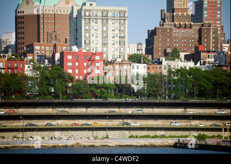 La parte posteriore di Brooklyn Heights case di arenaria affacciato sul lungomare con il Brooklyn Queens Expressway in esecuzione sotto in NY Foto Stock