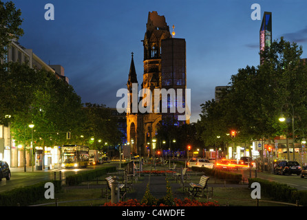 Kaiser-Wilhelm-Gedaechtniskirche, Kaiser Wilhelm Memorial Church, Tauentzienstrasse street e di Kurfuerstendamm, Berlino, Germania. Foto Stock