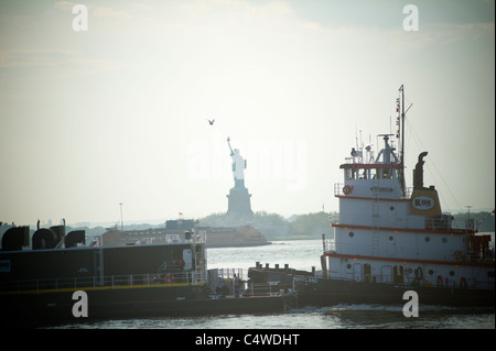 Il K-mare rimorchiatore Maryland con una chiatta in New York e nel New Jersey Harbour Foto Stock