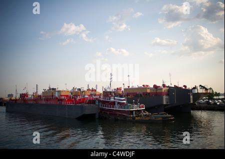 Un rimorchiatore spinge un olio combustibile barge in New York e nel New Jersey Harbour su Mercoledì, 15 giugno 2011. (© Francesca M. Roberts) Foto Stock