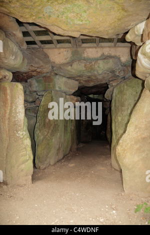 Vista dentro la West Kennet Long Barrow, neolitica chambered tombe, parte di Avebury, Sito del Patrimonio Mondiale, Wiltshire, Regno Unito. Foto Stock