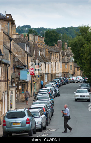 Chipping Campden, guardando verso il basso Park Street da High Street. Gloucestershire, Regno Unito Foto Stock