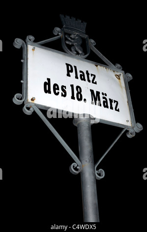 Cartello Platz des 18. Marz dalla Porta di Brandeburgo, Berlino di notte Foto Stock