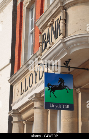 Indicazioni & logo sopra la Lloyds TSB Bank filiale in Devizes, Wiltshire, Inghilterra. Foto Stock