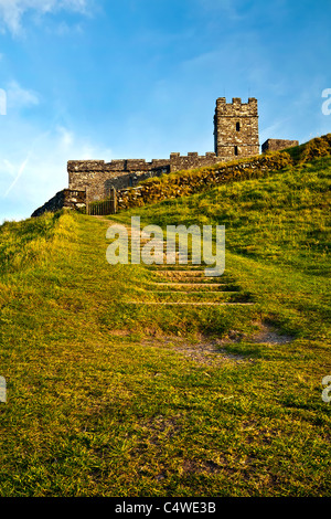 Costruito 1130 piede alta Brentor chiesa risale al XIII secolo ed è dedicata a San Michele de Rupe. Foto Stock