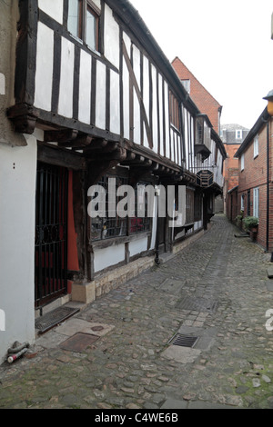 St John's Alley con il suo legname inquadratura con un oversailing piano superiore a Devizes, Wiltshire, Inghilterra. Foto Stock