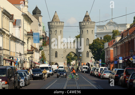 Nauener Tor Gate e Friedrich-Ebert-Strasse, Holländischem Viertel (sulla destra), Potsdam, Brandeburgo, Deutschland. Foto Stock