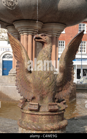 Phoenix come dettaglio sulla base del luogo di mercato statua/Fontana di Thomas Sotheron Estcourt in Devizes, Wiltshire, Inghilterra. Foto Stock