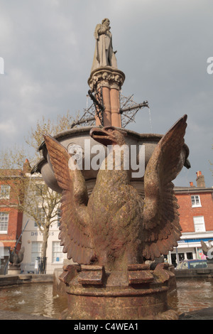 Phoenix come dettaglio sulla base del luogo di mercato statua/Fontana di Thomas Sotheron Estcourt in Devizes, Wiltshire, Inghilterra. Foto Stock