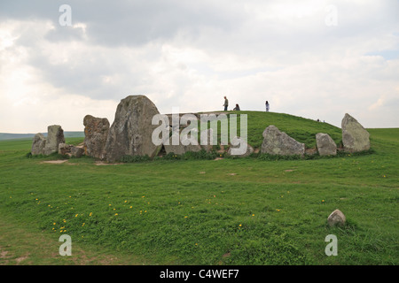 La West Kennet Long Barrow, neolitica chambered tombe, parte di Avebury, Sito del Patrimonio Mondiale, Wiltshire, Regno Unito. Foto Stock