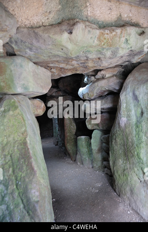 Vista dentro la West Kennet Long Barrow, neolitica chambered tombe, parte di Avebury, Sito del Patrimonio Mondiale, Wiltshire, Regno Unito. Foto Stock