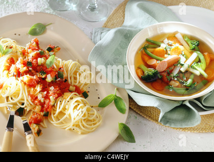 Tableau: minestra di verdura con salsicce / spaghetti con sugo di pomodoro Foto Stock