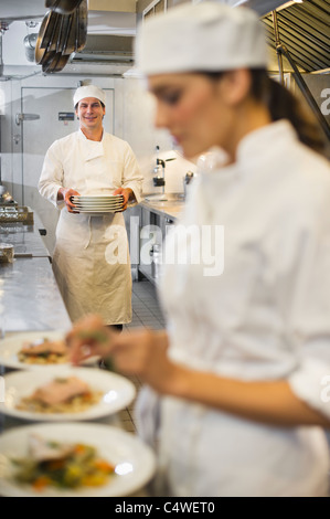 Stati Uniti d'America, New York New York City, Chef e cuoco preparare il cibo in cucina commerciale Foto Stock