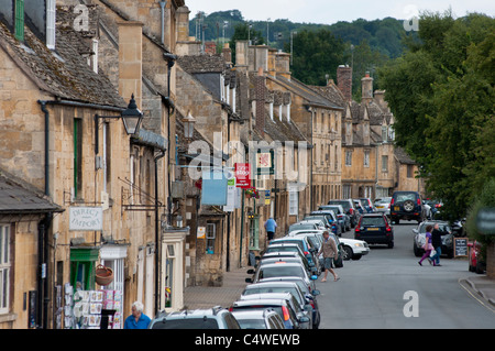 Chipping Campden, guardando verso il basso Park Street da High Street. Gloucestershire, Regno Unito Foto Stock