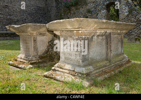 Due 17thC sarcofago' nel cimitero di St Edmundsbury Cathedral, Bury St Edmunds, Suffolk, Inghilterra, Regno Unito. Foto Stock