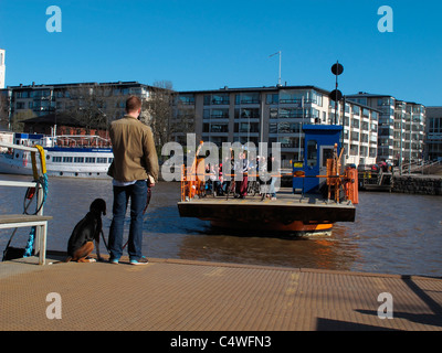 La Scandinavia Finlandia Turku Aurajoki traghetto sul fiume Foto Stock