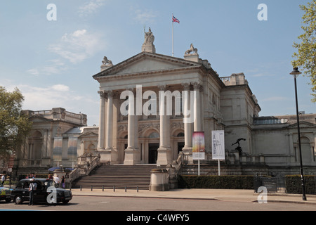 La facciata principale alla Tate Britain, la casa dell'arte inglese dal 1500 ad oggi, su Millbank, London, Regno Unito. Foto Stock