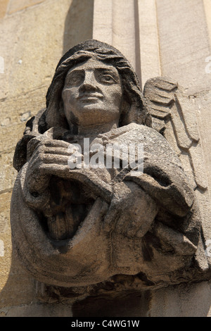 Un gargoyle alato si affaccia su Oxford dalle pareti di Magdalen College. Foto Stock