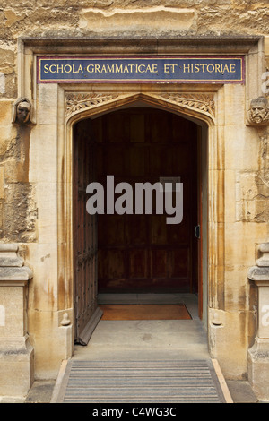 L'ingresso alla scuola di grammatica e di storia presso la Bodleian Library a Oxford, Inghilterra. Foto Stock