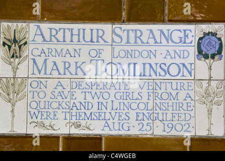 Portalettere Park CE1 placchette di ceramica memorial Vittoriano di eroico sacrificio di sé dei londinesi City di Londra Inghilterra Europa Foto Stock