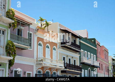 Una fila di pastello colorato edifici dipinti nella vecchia San Juan Puerto Rico. Foto Stock