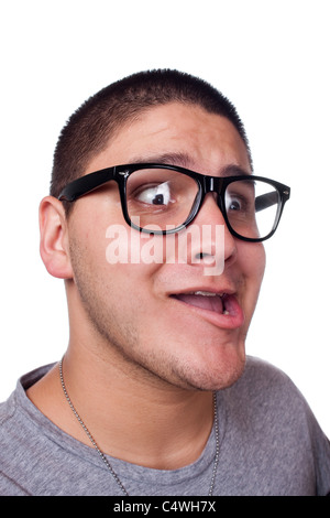 Un rozzo uomo che portava alla moda occhiali nerd isolato su bianco con un espressione divertente sul suo volto. Foto Stock