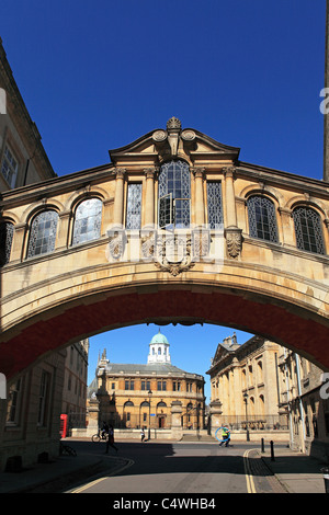 Il Ponte dei Sospiri corre su nuovo College Lane a Oxford, Inghilterra. Foto Stock