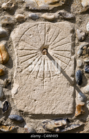 L'antica meridiana scratch impostato nella parete esterna della chiesa di San Michele, Sutton, Norfolk, Inghilterra, Regno Unito. Foto Stock