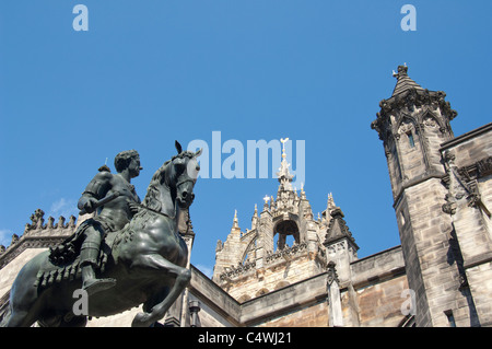 La Scozia, Edimburgo, lungo il Royal Mile. Statua di Carlo II a cavallo e gotica di San Giles Cattedrale". Foto Stock