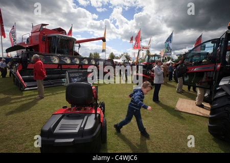 Macchinari agricoli sul display per il giorno di apertura del 2011 Royal Highland Show a Ingliston, Edimburgo Foto Stock