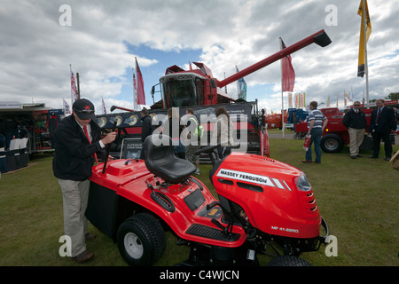 Macchinari agricoli sul display per il giorno di apertura del 2011 Royal Highland Show a Ingliston, Edimburgo Foto Stock