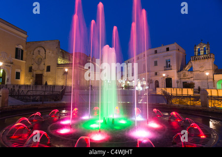 Italia - la principale Piazza Vittorio Veneto, dalla piazza della città di Matera. Le fontane illuminate di notte. Foto Stock