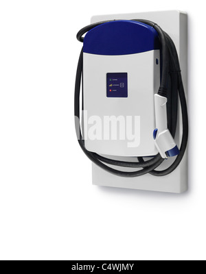 Auto elettrica stazione di ricarica isolato su sfondo bianco con tracciato di ritaglio Foto Stock