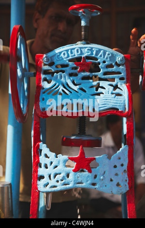 Il ghiaccio macchina rettificatrice a bevande stand, Bundi, Rajasthan, India Foto Stock