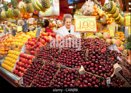 Frutta e verdure fresche shop a 'La Boqueria' mercato in Las Ramblas di Barcellona Foto Stock