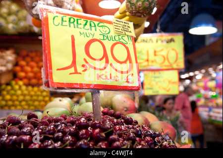 Frutta e verdure fresche shop a 'La Boqueria' mercato in Las Ramblas di Barcellona Foto Stock