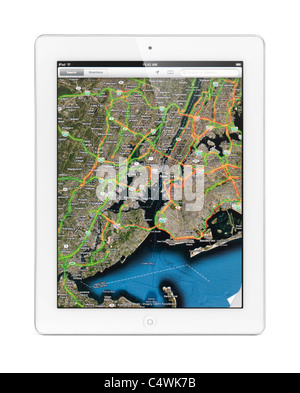 Apple iPad 2 tablet pc visualizzando una mappa di New York con il traffico da Google Maps sul suo schermo isolato su sfondo bianco Foto Stock