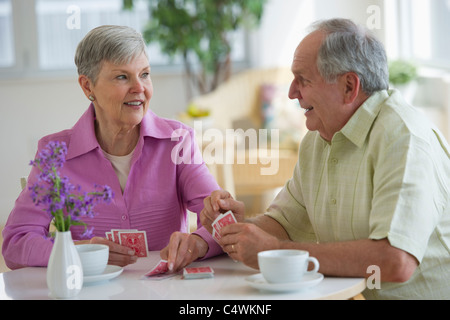 Stati Uniti d'America,New Jersey,Jersey City,coppia Senior carte da gioco Foto Stock