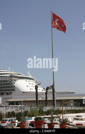 Bandiera turca a Kusadasi con la nave di crociera in background. Foto Stock