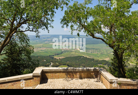 Italia - Montescaglioso, città di collina vicino a Matera, Basilicata, Italia. Vista verso Matera dalla terrazza dell'abbazia. Foto Stock