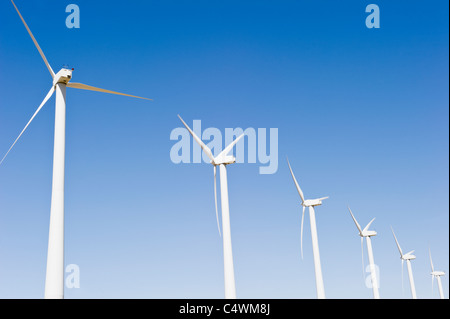 Stati Uniti, California, Palm Springs, Coachella Valley, San Gorgonio Pass, turbine eoliche contro il cielo blu Foto Stock