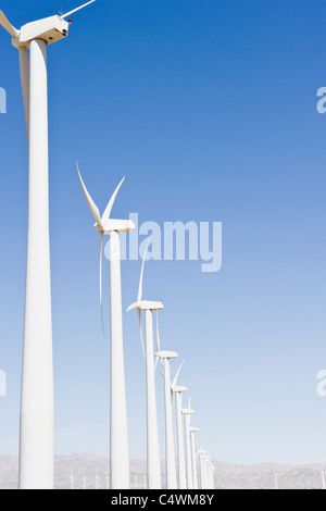 Stati Uniti, California, Palm Springs, Coachella Valley, San Gorgonio Pass, turbine eoliche contro il cielo blu Foto Stock