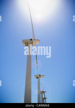 Stati Uniti d'America,California,Palm Springs,Coachella Valley,San Gorgonio Pass,turbine eoliche contro il cielo blu Foto Stock