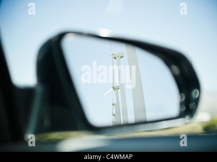 Stati Uniti, California, Palm Springs, Coachella Valley, San Gorgonio Pass, turbina eolica riflettendo a specchio retrovisore Foto Stock