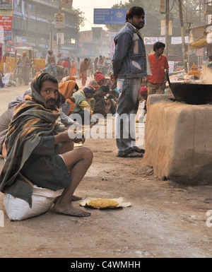 Gli indiani a mangiare in una cucina di strada di Varanasi Foto Stock