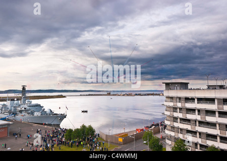 Le frecce rosse nella formazione su Leith Harbour con HMS Portland e Ocean Terminal, Forze Armate giorno, 24 giugno 2011, Edimburgo, Foto Stock