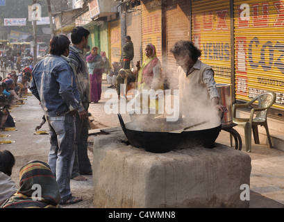 Cucina di strada in Varanasi. India Foto Stock