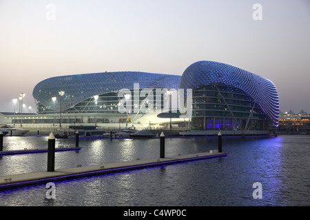 Yas Marina Hotel di notte, Abu Dhabi Foto Stock