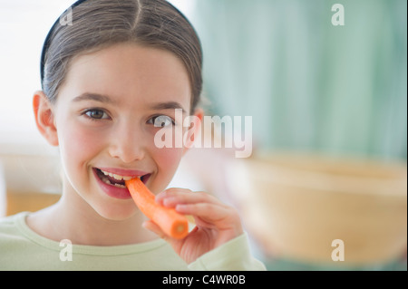 Stati Uniti d'America,New Jersey,Jersey City,ragazza (8-9) mangiando la carota